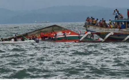 ନଦୀରେ ଓଲଟିଲା ଡ଼ଙ୍ଗା, ୨୭ ମୃତ, ୧୦୦ ନିଖୋଜ