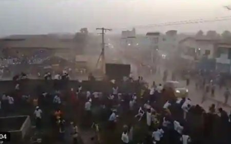 ଫୁଟବଲ ମ୍ୟାଚ ବେଳେ ରକ୍ତ ସଂଘର୍ଷ, ୧୦୦ରୁ ଅଧିକ ଲୋକଙ୍କ ମୃତ୍ୟୁ