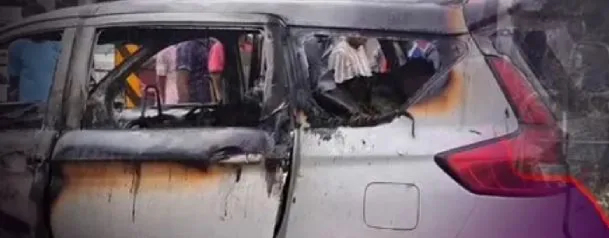 ରାସ୍ତା ମଝିରେ ଜଳିଗଲା ଗଞ୍ଜେଇ ଚାଲାଣ ଗାଡି