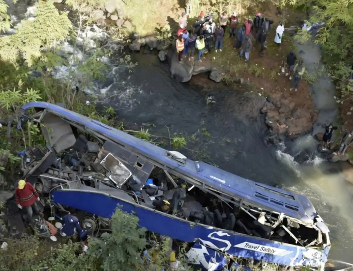 ନଦୀକୁ ଖସିଲା ବସ, ୧୮ ମୃତ