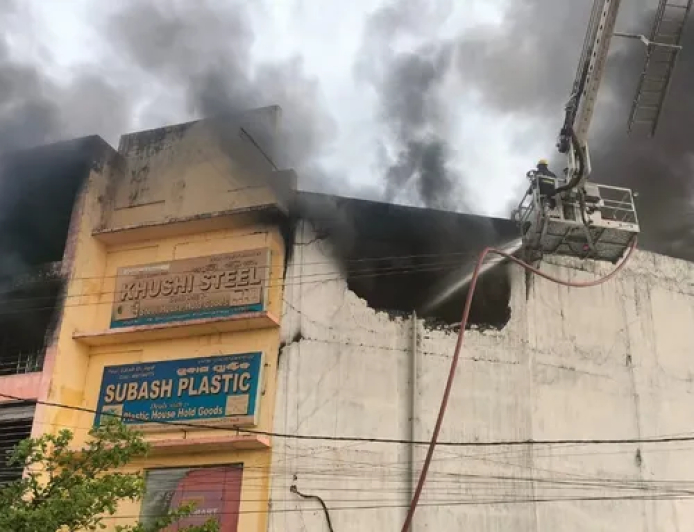  ରାତିରୁ ଜଳୁଛି ସୁପର ମାର୍ଟ