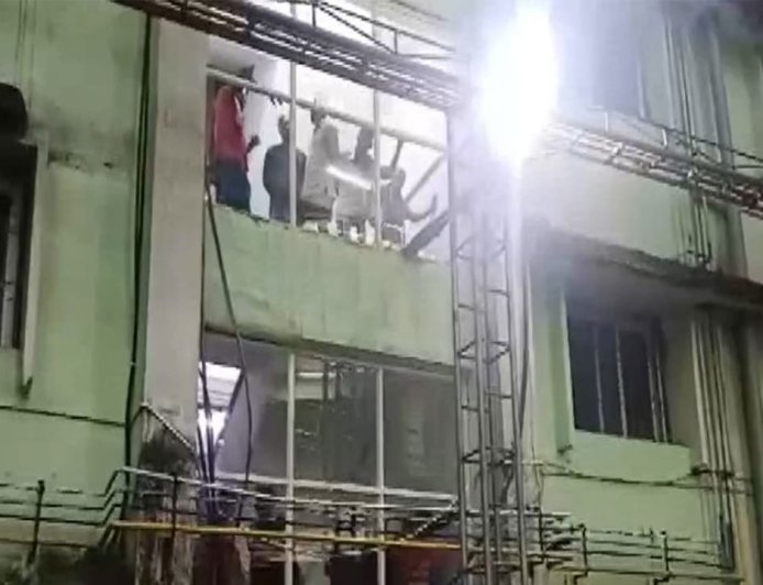 କାନ୍ଦବୋବାଳିରେ ଫାଟିପଡ଼ୁଛି ଏସସିବି ପରିସର