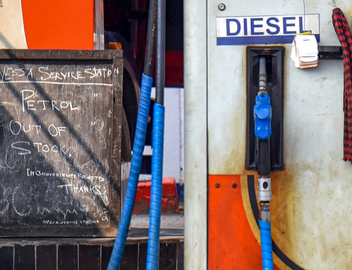 ପେଟ୍ରୋଲ ଉପରୁ ଉତ୍ପାଦ ଶୁଳ୍କ ହ୍ରାସ କଲେ ସରକାର