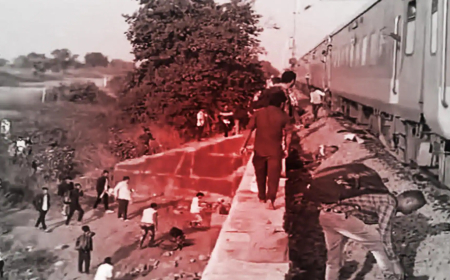 ଚଳନ୍ତା ଟ୍ରେନରେ ଲାଗିଲା ନିଆଁ : ଜୀବନ ବଞ୍ଚାଇବାକୁ ଡେଇଁଲେ ଯାତ୍ରୀ