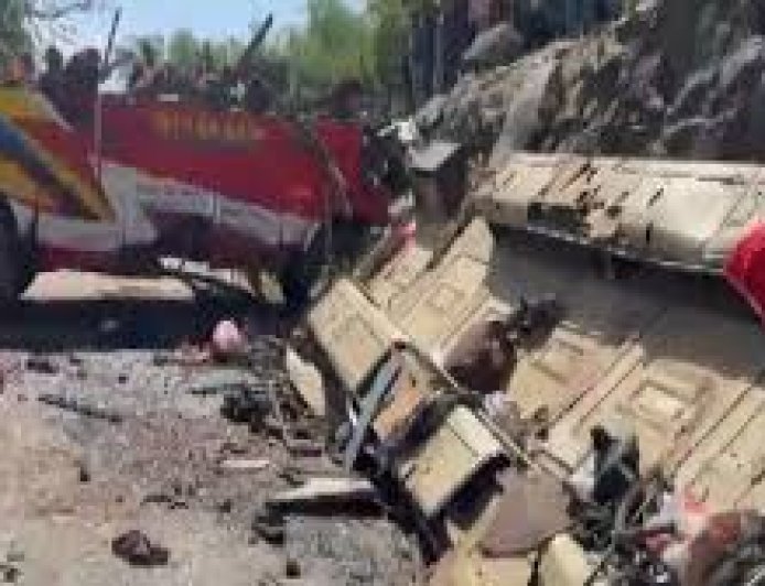 ୧୦୦ ଫୁଟ ତଳକୁ ବସ୍ ଖସି ଚାଲିଗଲା  ୧୬ ଜଣଙ୍କ ଜୀବନ