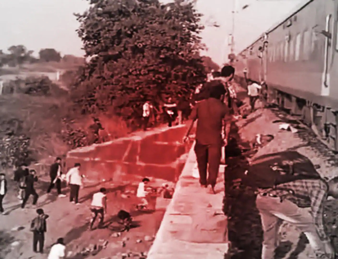 ଚଳନ୍ତା ଟ୍ରେନରେ ଲାଗିଲା ନିଆଁ : ଜୀବନ ବଞ୍ଚାଇବାକୁ ଡେଇଁଲେ ଯାତ୍ରୀ