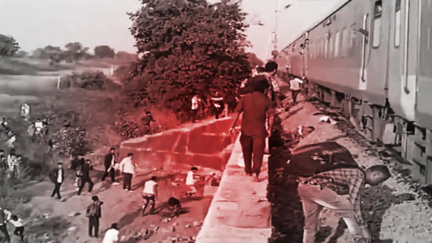 ଚଳନ୍ତା ଟ୍ରେନରେ ଲାଗିଲା ନିଆଁ : ଜୀବନ ବଞ୍ଚାଇବାକୁ ଡେଇଁଲେ ଯାତ୍ରୀ