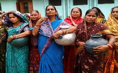 ବର୍ଷା ଦିନରେ ବି ଜଳକଷ୍ଟ ; ଗରା-ବାଲ୍ଟି ଧରି ଜନଶୁଣାଣିରେ ମହିଳା