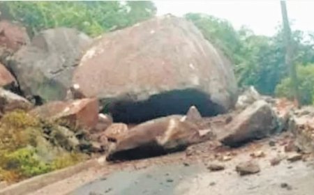 ଲଗାଣ ବର୍ଷାରେ ପାହାଡ଼ରୁ ଧସିଲା ପଥର, ରାସ୍ତା ଅବରୋଧ, ୬ ଗାଁର ଯାତାୟାତ ପ୍ରଭାବିତ