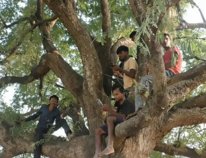 ଖଣିର ପ୍ରାଚୁର୍ଯ୍ୟ ଭିତରେ ଦରିିଦ୍ର ଗାଁ, ନେଟୱର୍କ ନଥିବାରୁ ବାହ୍ୟଜଗତରୁ ବିଛିନ୍ନ