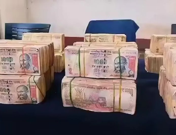ପୁରୁଣା ନୋଟ୍ ବଦଳାଇ ଠକେଇ ଉଦ୍ୟମ : କାଜିପେଟରୁ ୧.୩୮ କୋଟି ଟଙ୍କାର ଅଚଳ ନୋଟ୍ ସହ ୮ ଗିରଫ