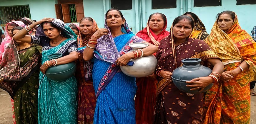 ବର୍ଷା ଦିନରେ ବି ଜଳକଷ୍ଟ ; ଗରା-ବାଲ୍ଟି ଧରି ଜନଶୁଣାଣିରେ ମହିଳା