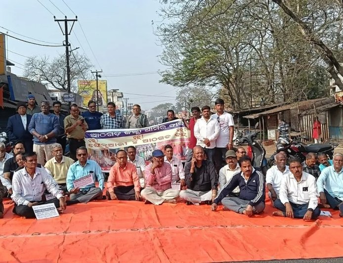 ଆଠଗଡ଼ରେ ଓଡ଼ିଶା ବନ୍ଦ ପ୍ରଭାବ, ଚାନ୍ଦବାଲି ଛକରେ କଂଗ୍ରେସର ବିକ୍ଷୋଭ