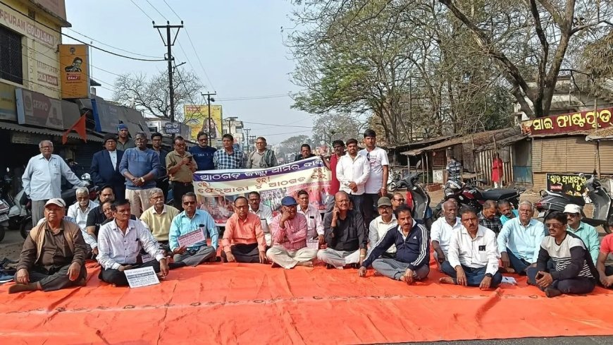 ଆଠଗଡ଼ରେ ଓଡ଼ିଶା ବନ୍ଦ ପ୍ରଭାବ, ଚାନ୍ଦବାଲି ଛକରେ କଂଗ୍ରେସର ବିକ୍ଷୋଭ